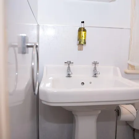 Milton House Hotel 3*